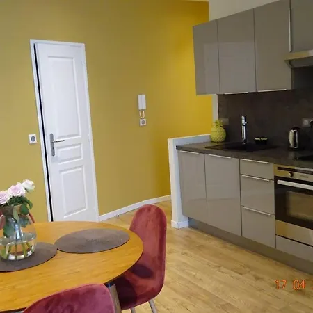Stylish One Bedroom In Port Apartment *