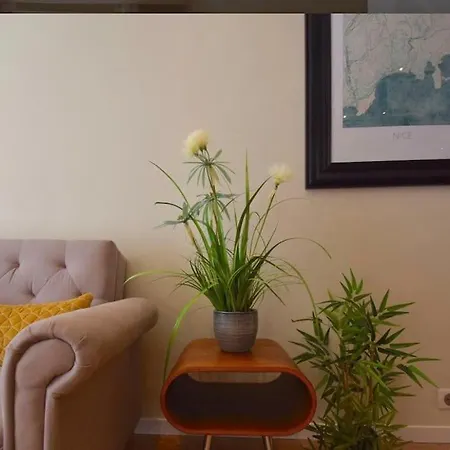 Stylish One Bedroom In Port 니스